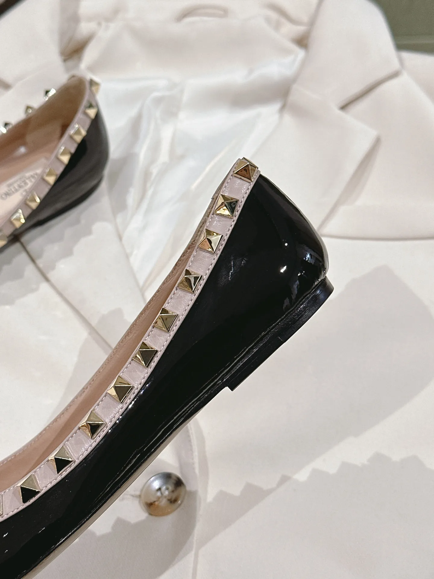 👟👟Ex-factory price 520👟👟 | ²⁰²4 𝐬𝐬 🤍🤎 Versatile series for all seasons! Is your shoe cabinet missing a pair? ! 🔥 The entire VALENTINO series is produced by Taiwan-funded factories! Getting in and out of the counter is stress-free! ROCKSTUD Valentino studded patent leather ballet flats ONE STUD retro craft pyramid large rivet buckle flats/high heels Smooth shoe lines and awesome version Comfortable upper foot. Increases height. Looks slimmer. Elongates leg lines Imported mirrored calfskin/cow patent leather/high-density silk material Lambskin lining Italian high-density genuine leather outsole Size35-39 (40/41/42 can be customized) Heel height: flat ♺Synchronized gift box💝packaging at the counter!
